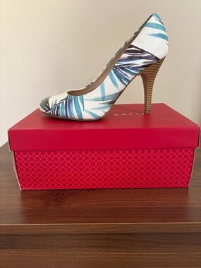 Kelly & Katie White Pump with Blue Leaf Print